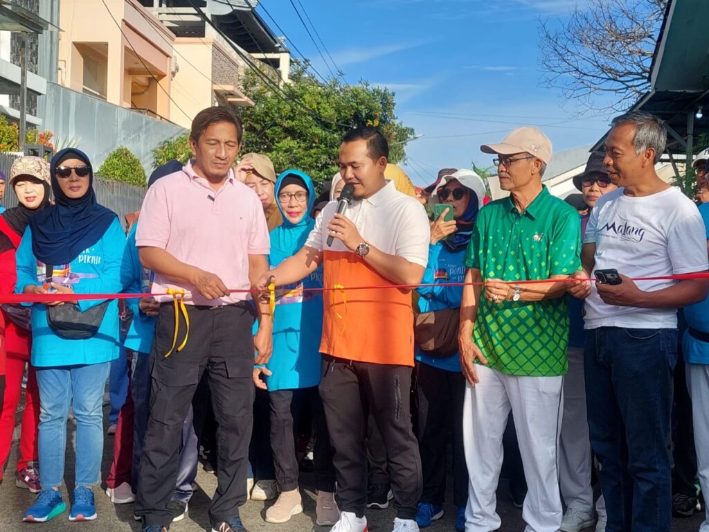 Tutup Tahun dengan Meriah, M. Yusuf Jalan Santai Bareng Warga RW 06 Tangsel