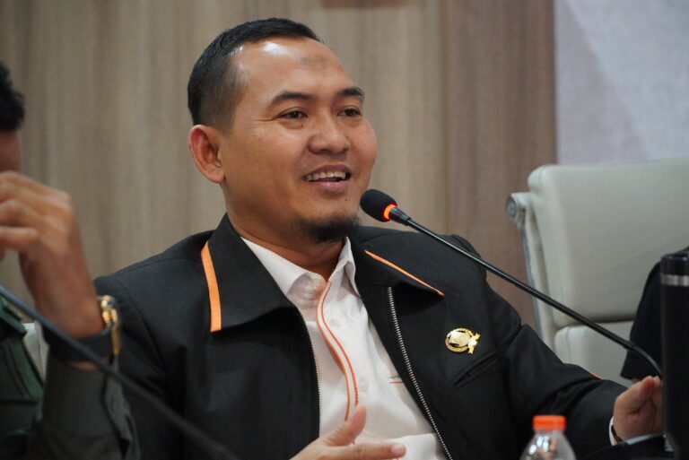 TANGSEL – Dewan Perwakilan Rakyat Daerah (DPRD) Kota Tangerang Selatan (Tangsel) mendorong Pemerintah Kota Tangsel untuk segera memberikan kepastian status bagi 1.885 tenaga honorer yang terdampak kebijakan penghapusan tenaga non-ASN.