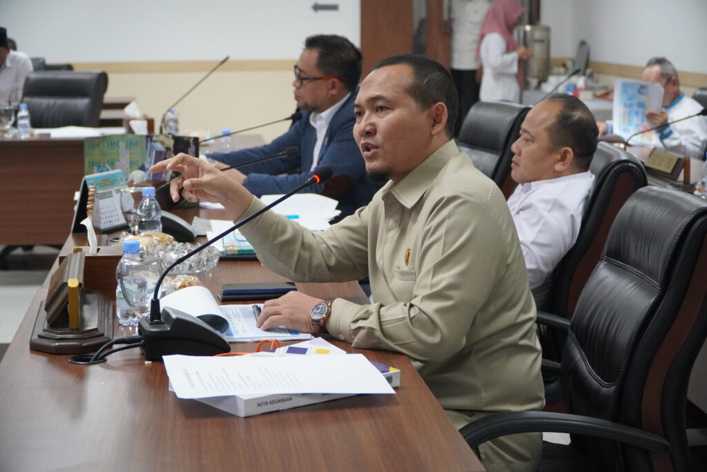 Dewan Perwakilan Rakyat Daerah (DPRD) Kota Tangerang Selatan melalui Badan Anggaran (Banggar) menggelar rapat kerja bersama Tim Anggaran Pemerintah Daerah (TAPD)