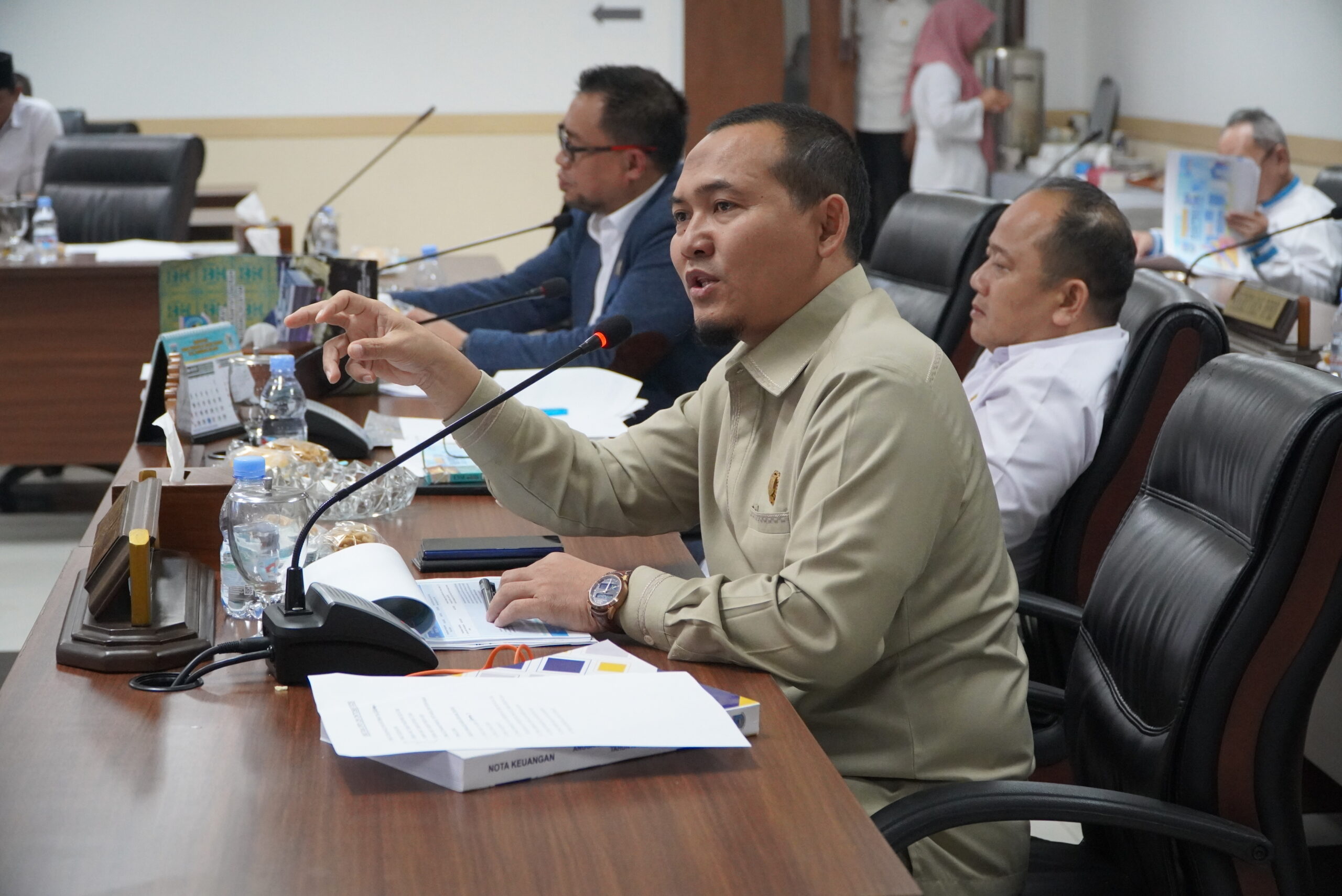 Dewan Perwakilan Rakyat Daerah (DPRD) Kota Tangerang Selatan melalui Badan Anggaran (Banggar) menggelar rapat kerja bersama Tim Anggaran Pemerintah Daerah (TAPD)