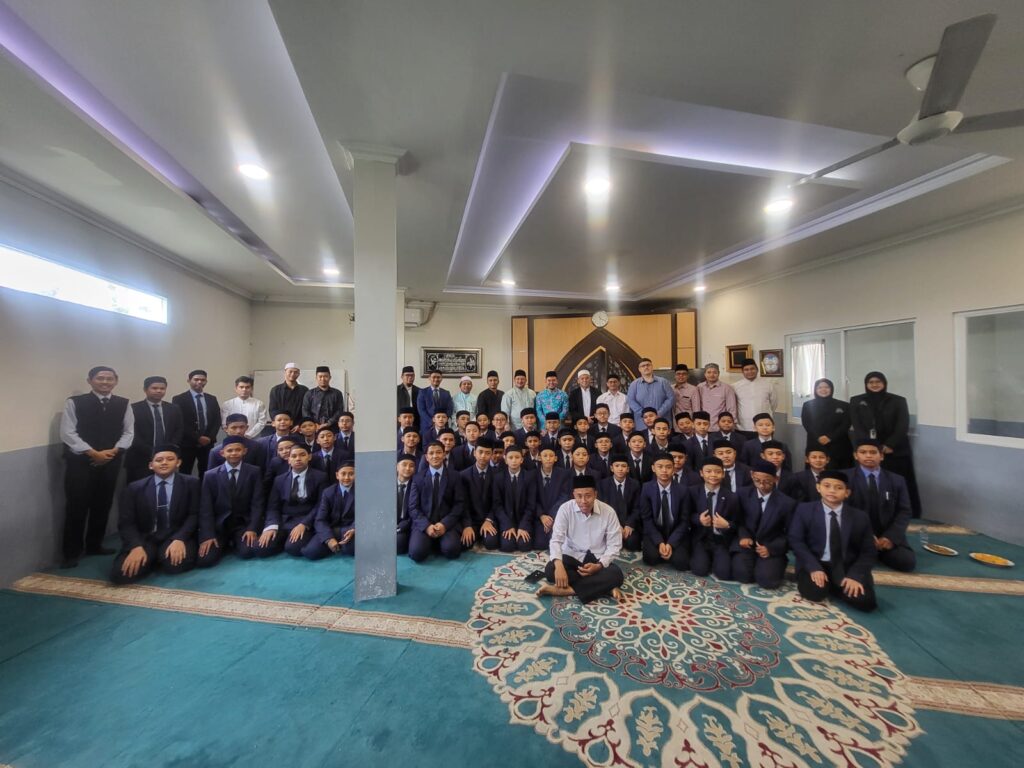 Wakil Ketua DPRD Kota Tangerang Selatan, H. M. Yusuf, Lc, mendorong para santri untuk berperan aktif dalam berbagai sektor kehidupan bangsa.