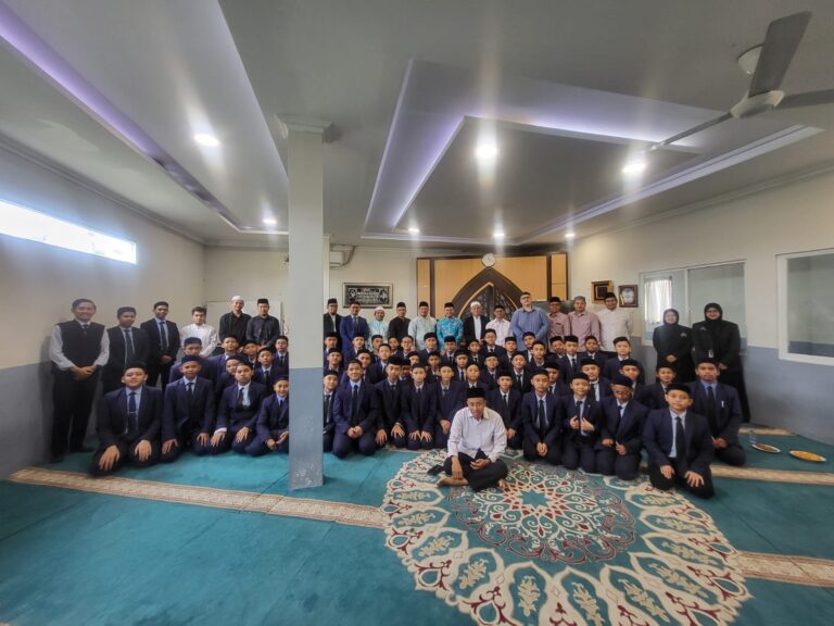 Wakil Ketua DPRD Kota Tangerang Selatan, H. M. Yusuf, Lc, mendorong para santri untuk berperan aktif dalam berbagai sektor kehidupan bangsa.