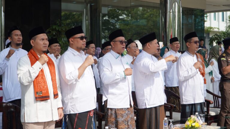 Wakil Ketua DPRD Kota Tangerang Selatan, H.M. Yusuf, Lc menghadiri Apel Hari Santri Nasional di halaman Puspemkot Tangsel, Rabu (22/10/2025). Kegiatan yang diikuti para santri, ulama, dan Wakil Wali Kota Tangsel, Pimpinan DPRD, jajaran Forkopimda, serta para pimpinan pondok pesantren ini mengusung tema “Mengawal Indonesia Merdeka Menuju Peradaban Dunia.”