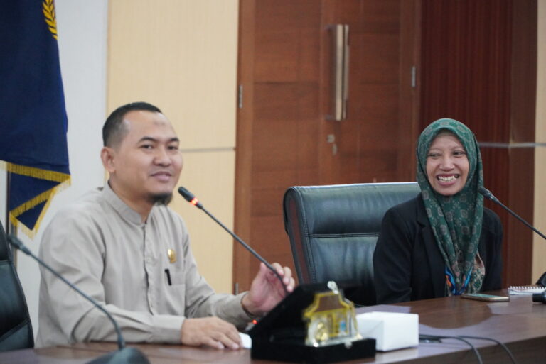 Wakil Ketua DPRD Kota Tangerang Selatan, H.M. Yusuf, Lc menerima kunjungan siswa kelas 8 SMPIT Bintang, Serpong Utara, pada Rabu (19/11). Rombongan pelajar disambut langsung di Ruang Aspirasi DPRD Tangsel.