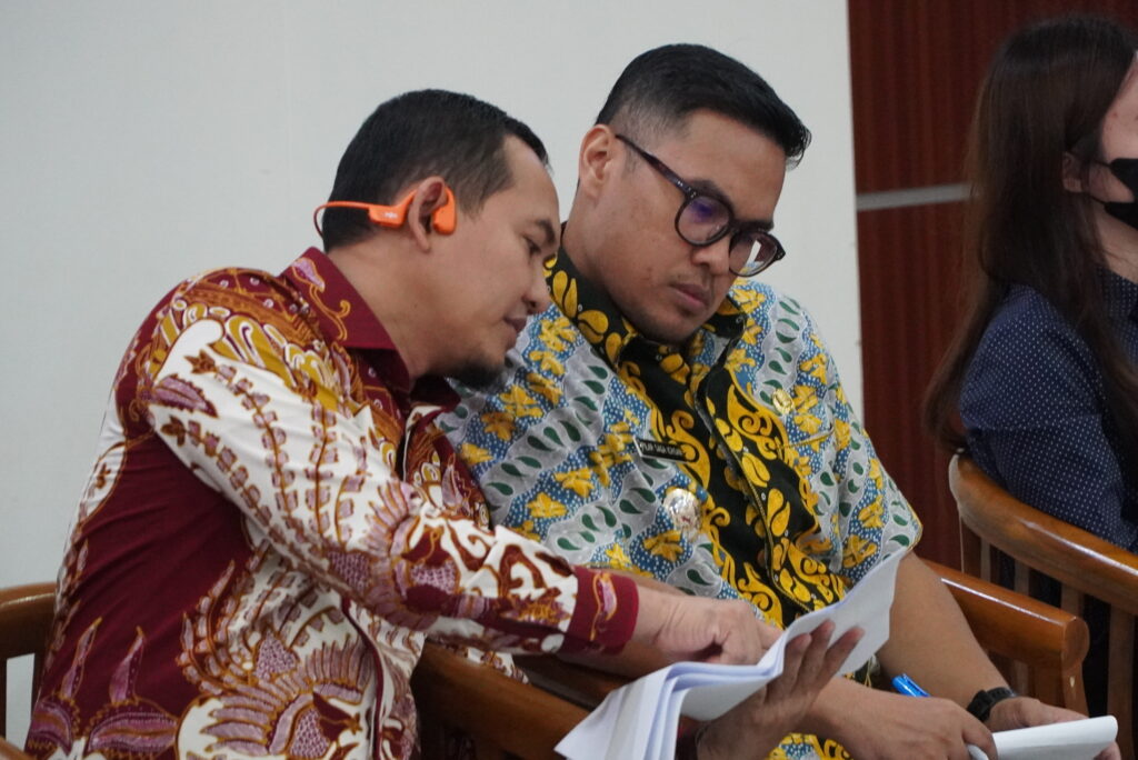 Wakil Ketua DPRD Kota Tangerang Selatan, H.M. Yusuf, Lc bersama pimpinan dan sejumlah anggota DPRD menemui pengunjuk rasa dari Forum Peduli Serpong (FPS) yang menggelar aksi di Gedung DPRD Tangsel, Kamis pagi, 18 Desember 2025.