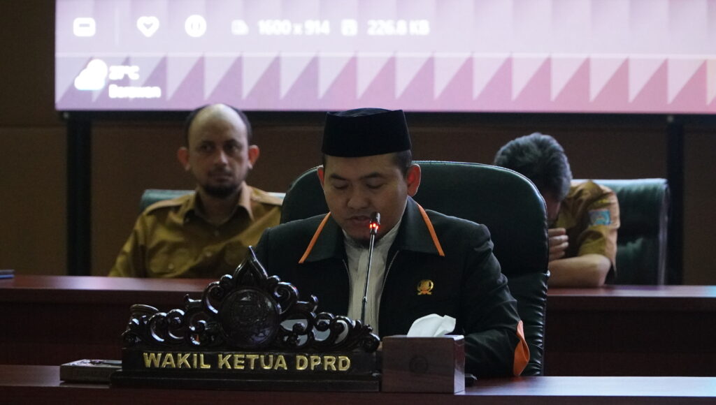 TANGSEL – Dewan Perwakilan Rakyat Daerah (DPRD) Kota Tangerang Selatan menggelar Rapat Paripurna mengenai Penjelasan Pengusul terhadap Rancangan Peraturan Daerah (Raperda) Perubahan Atas Perda Nomor 7 Tahun 2014 tentang Pendidikan Diniyah, Senin (23/2/2026).