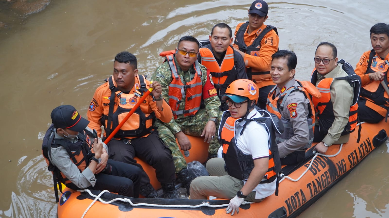 Jajaran Pimpinan DPRD Kota Tangerang Selatan (Tangsel) bersama Forum Koordinasi Pimpinan Daerah (Forkopimda) melakukan investigasi langsung ke aliran sungai yang terdampak kebakaran gudang pestisida di kawasan Industri Tekno, Serpong, Kamis (12/2/2026).
